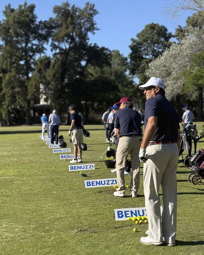 Golfistas profesionales y aficionados participan del Pro-Am Centro Santa Fe en el Club de Campo El Paso.