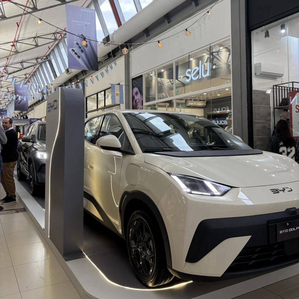 BYD Neostar Santa Fe inaugura un stand en Shopping La Ribera.