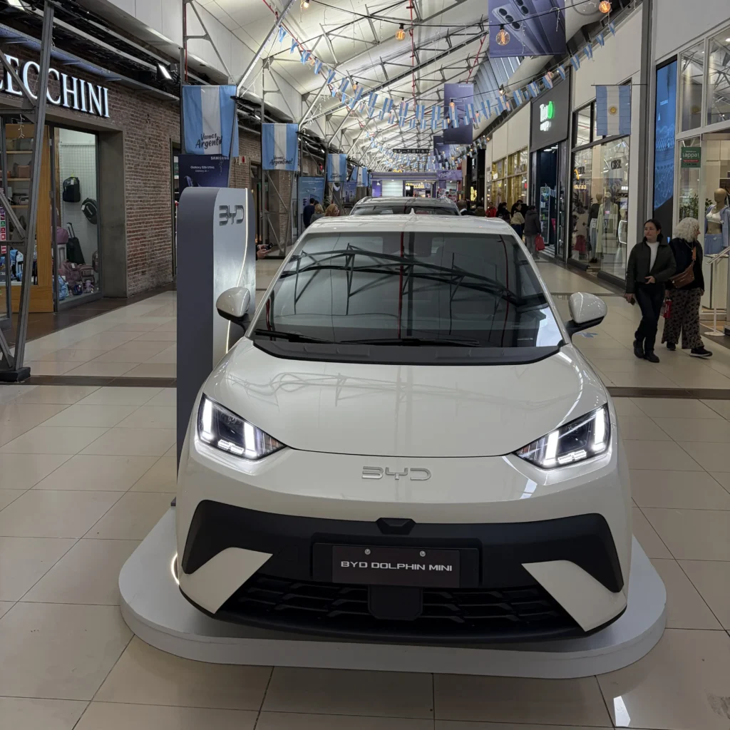 Modelo eléctrico de BYD exhibido en el nuevo stand de Santa Fe.