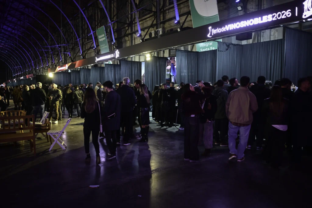Público recorriendo la 10ª edición de la Feria de Vinos Nobles en Santa Fe