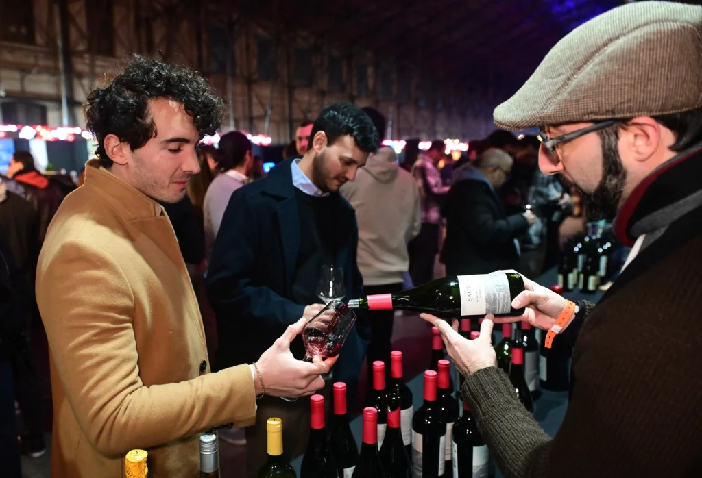 Asistentes degustando distintas etiquetas en la Feria de Vinos Nobles
