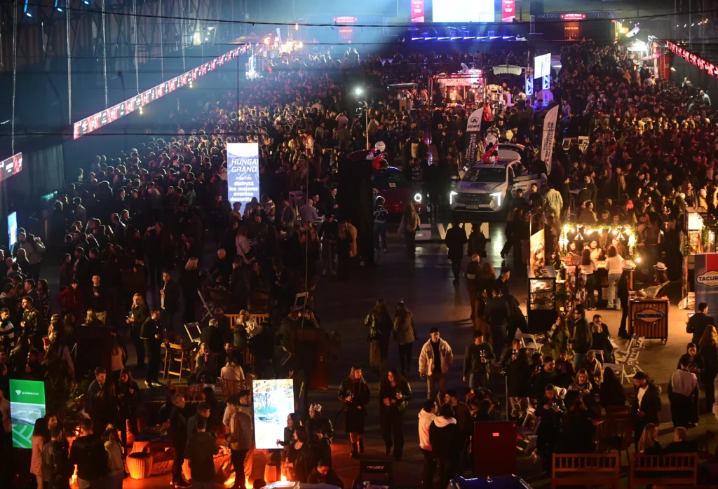 Público general durante la noche central de la Feria de Vinos Nobles