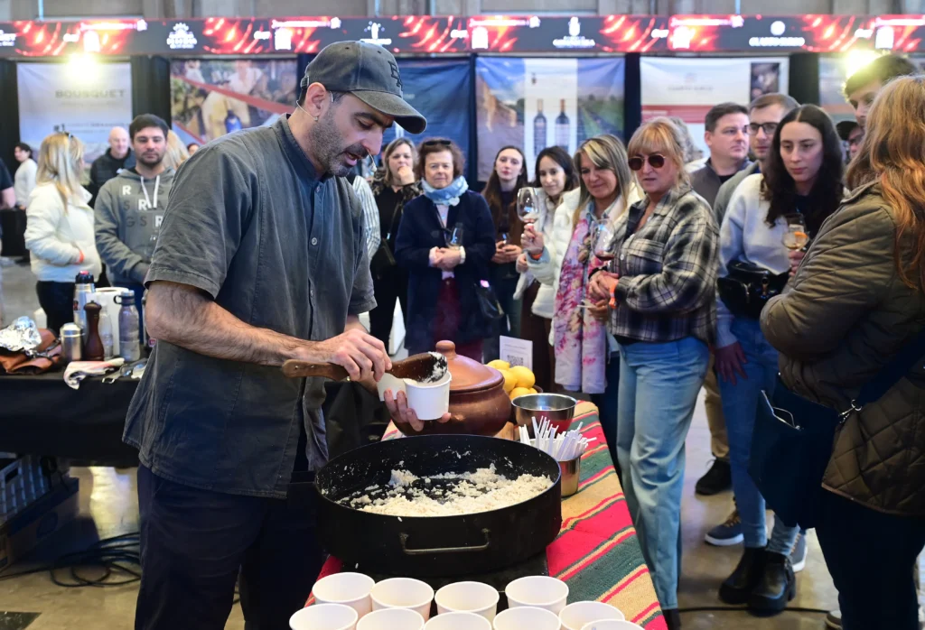 Profesionales de la gastronomía participando de la Feria de Vinos Nobles